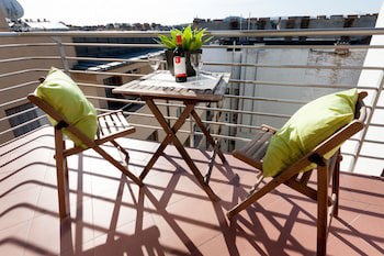 Corvin Plaza Apartments And Suites