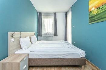 Corvin Plaza Apartments And Suites