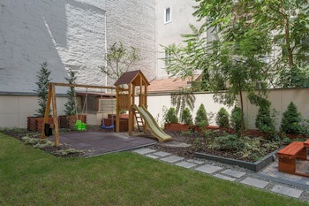 Corvin Plaza Apartments And Suites