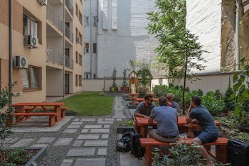 Corvin Plaza Apartments And Suites