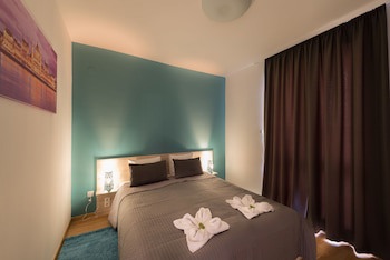 Corvin Plaza Apartments And Suites
