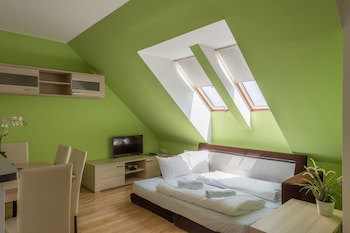Corvin Plaza Apartments And Suites