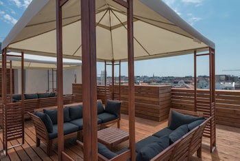 Corvin Plaza Apartments And Suites