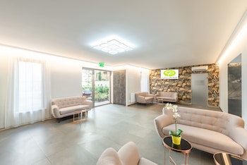 Corvin Plaza Apartments And Suites
