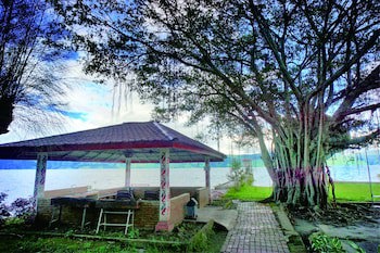 Pandu Lakeside Hotel Tuktuk