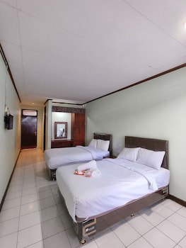 Pandu Lakeside Hotel Tuktuk