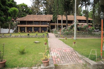 Pandu Lakeside Hotel Tuktuk