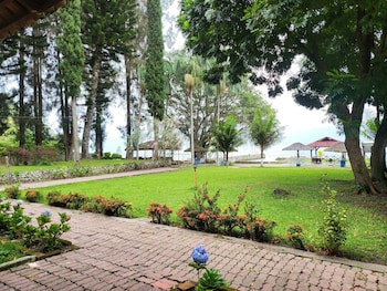 Pandu Lakeside Hotel Tuktuk