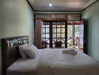 Pandu Lakeside Hotel Tuktuk