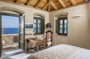 Moni Emvasis Luxury Suites