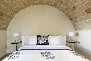 Moni Emvasis Luxury Suites