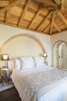 Moni Emvasis Luxury Suites