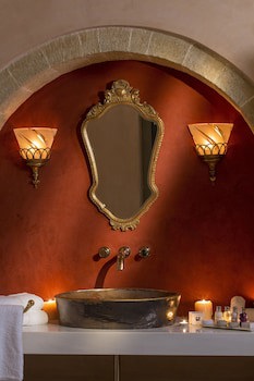 Moni Emvasis Luxury Suites