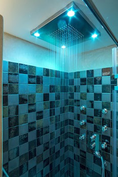 Moni Emvasis Luxury Suites