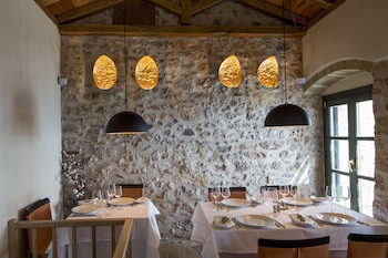 Moni Emvasis Luxury Suites
