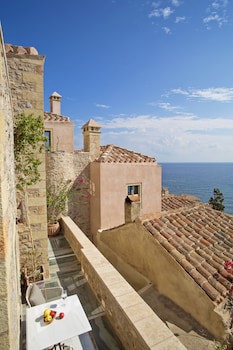 Moni Emvasis Luxury Suites
