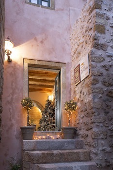 Moni Emvasis Luxury Suites