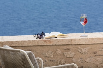 Moni Emvasis Luxury Suites