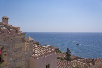 Moni Emvasis Luxury Suites