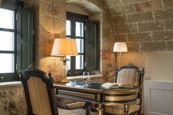 Moni Emvasis Luxury Suites