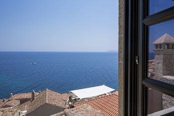Moni Emvasis Luxury Suites