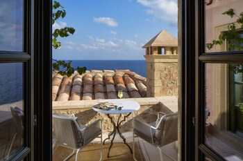 Moni Emvasis Luxury Suites