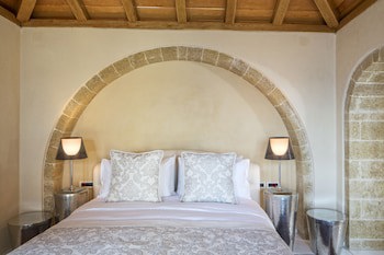 Moni Emvasis Luxury Suites