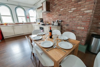 Base Serviced Apartments - Sir Thomas Street