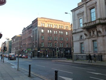 Base Serviced Apartments - Sir Thomas Street