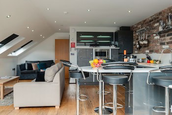 Base Serviced Apartments - Sir Thomas Street