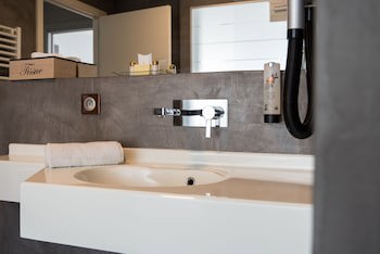 Le Merceny Motel