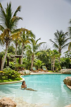 Royal Isabela