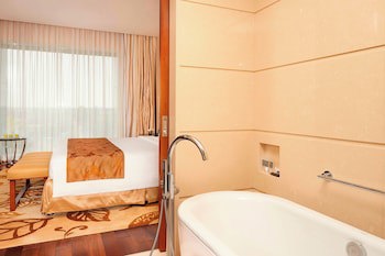 Courtyard By Marriott Kochi Airport