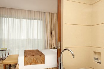 Courtyard By Marriott Kochi Airport
