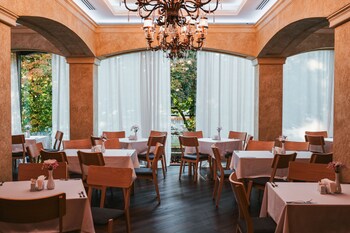 Aleksandrovskiy Hotel