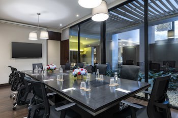 93 Luxury Suites & Residences