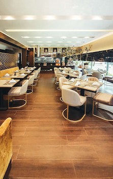 93 Luxury Suites & Residences