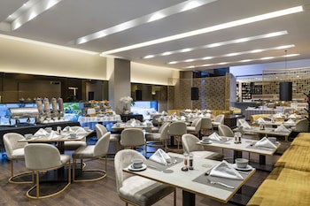 93 Luxury Suites & Residences