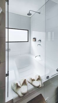 93 Luxury Suites & Residences