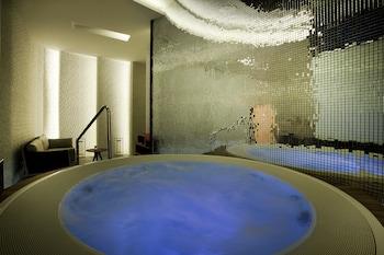 Indoor spa tub