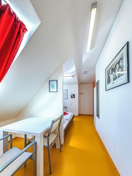 A&T Hotel & Hostel