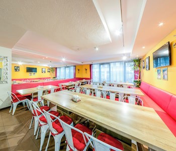 A&T Hotel & Hostel