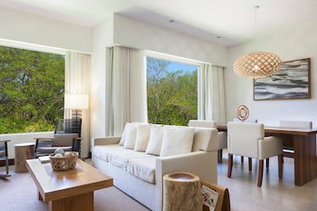 El Mangroove Papagayo, Autograph Collection