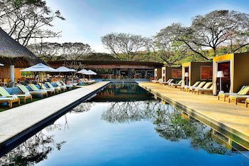 El Mangroove Papagayo, Autograph Collection