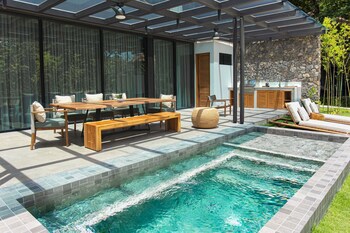 El Mangroove Papagayo, Autograph Collection