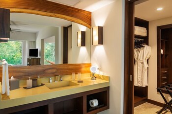 El Mangroove Papagayo, Autograph Collection