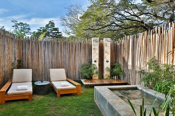 El Mangroove Papagayo, Autograph Collection