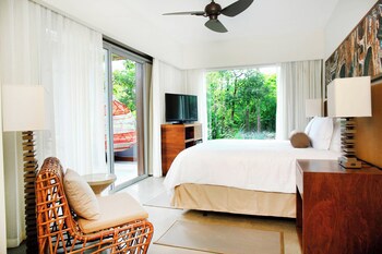 El Mangroove Papagayo, Autograph Collection