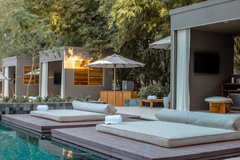 El Mangroove Papagayo, Autograph Collection