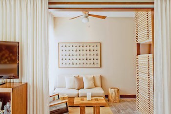 El Mangroove Papagayo, Autograph Collection